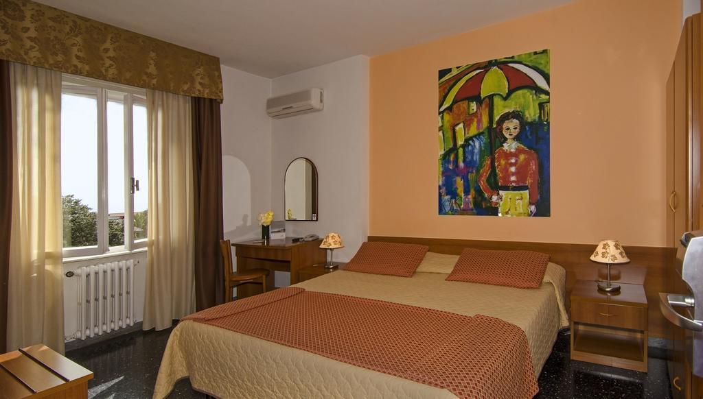 Hotel Scandinavia マリーナ・ディ・マッサ 部屋 写真