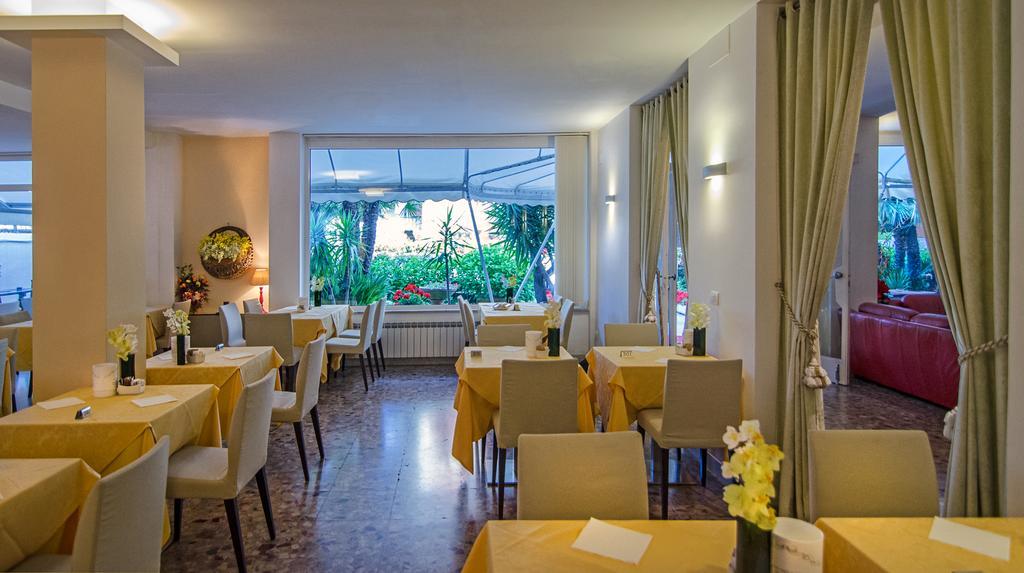 Hotel Scandinavia マリーナ・ディ・マッサ エクステリア 写真