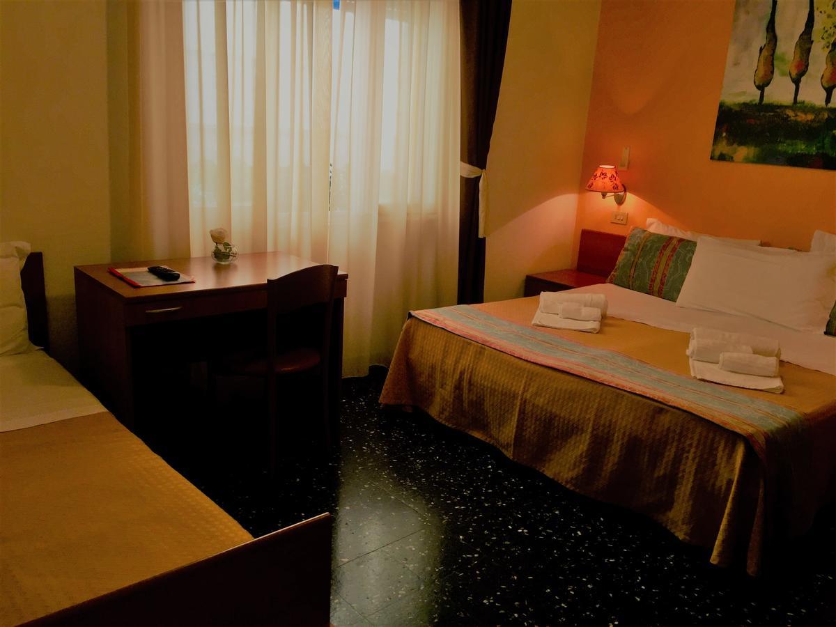 Hotel Scandinavia マリーナ・ディ・マッサ エクステリア 写真